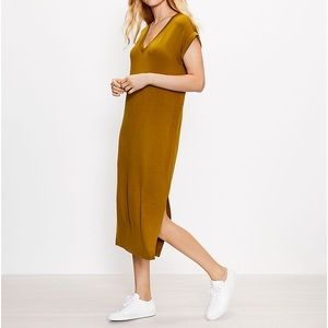 Lou & Grey Signature Softblend V-Neck Midi Dres